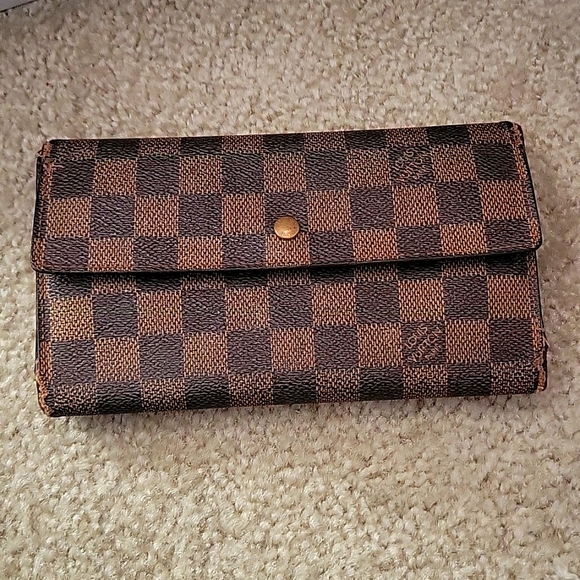 4. LV Damier Ebene Sarah Wallet Authentic - Picture 2 of 7